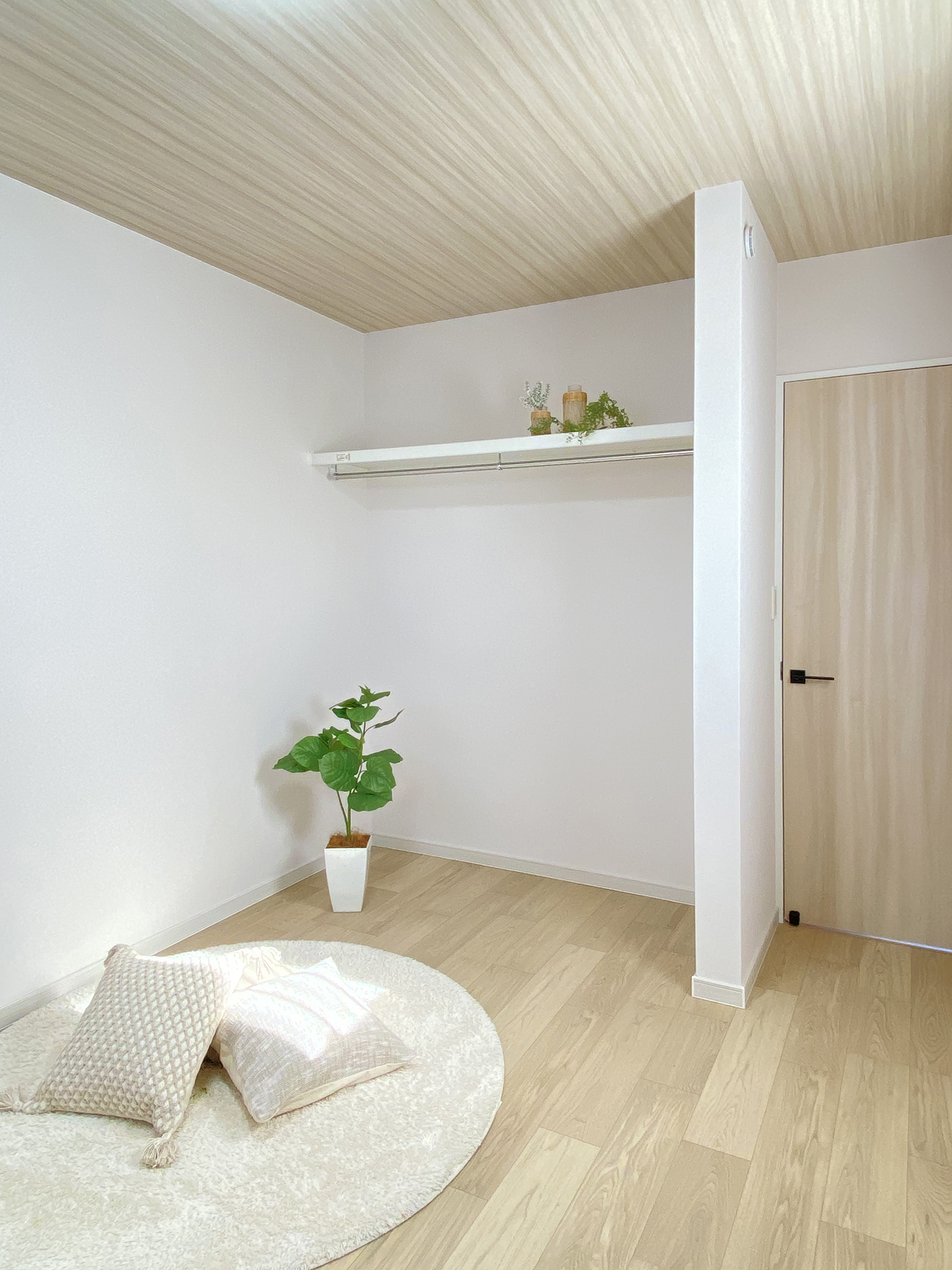 ネイビー×グレー×木目で魅せる、暮らしやすさを極めた北玄関の住まい（群馬県伊勢崎市）