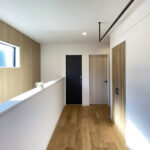 ネイビー×グレー×木目で魅せる、暮らしやすさを極めた北玄関の住まい（群馬県伊勢崎市）