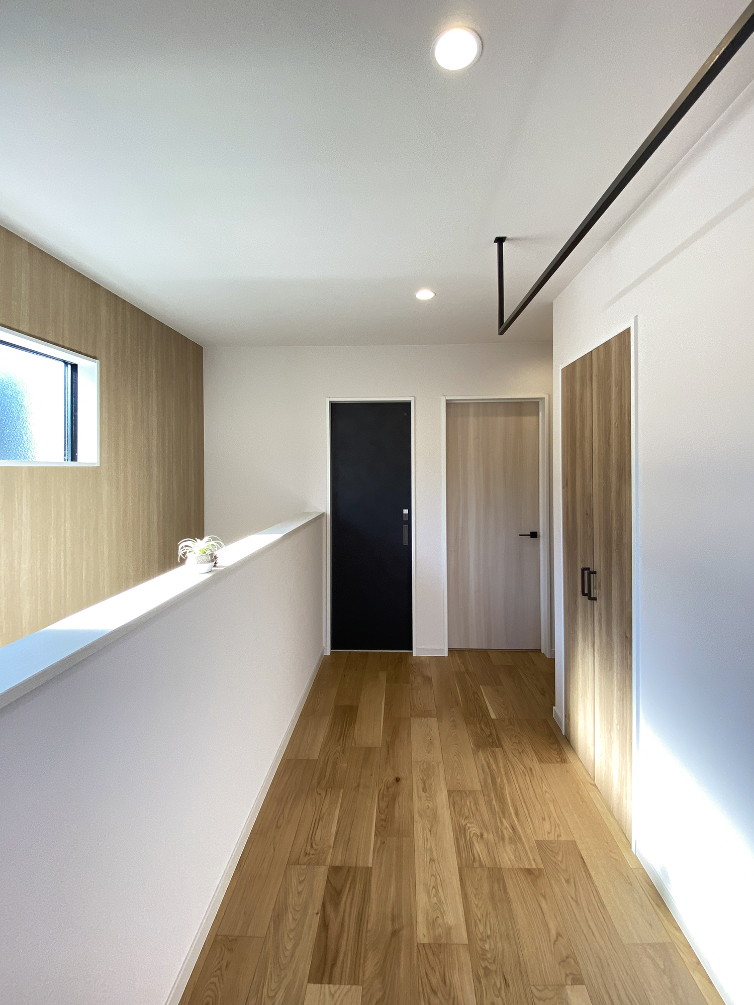 ネイビー×グレー×木目で魅せる、暮らしやすさを極めた北玄関の住まい（群馬県伊勢崎市）