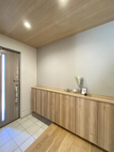 ネイビー×グレー×木目で魅せる、暮らしやすさを極めた北玄関の住まい（群馬県伊勢崎市）