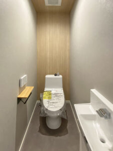 ネイビー×グレー×木目で魅せる、暮らしやすさを極めた北玄関の住まい（群馬県伊勢崎市）