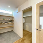 ネイビー×グレー×木目で魅せる、暮らしやすさを極めた北玄関の住まい（群馬県伊勢崎市）