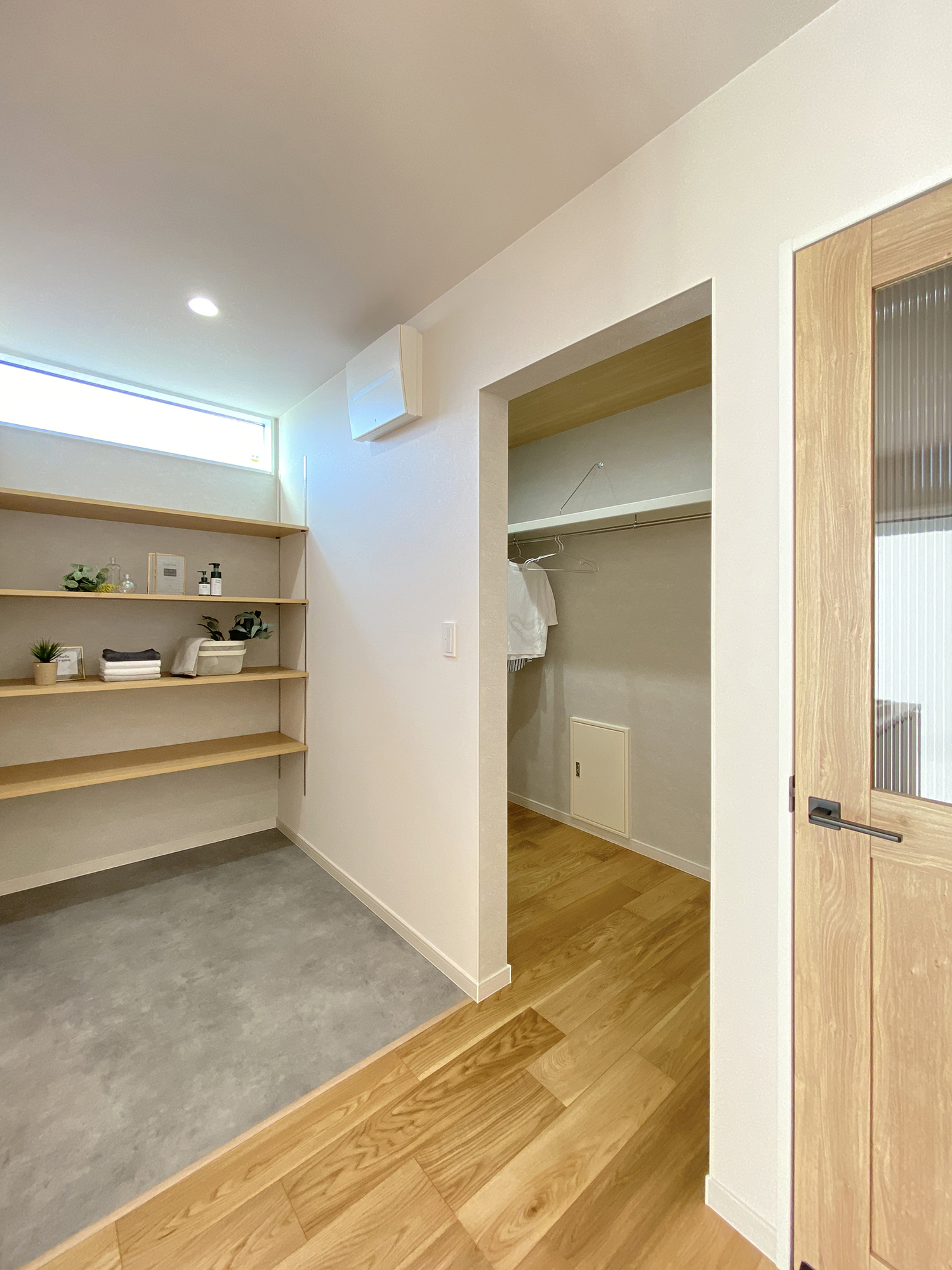 ネイビー×グレー×木目で魅せる、暮らしやすさを極めた北玄関の住まい（群馬県伊勢崎市）