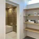 ネイビー×グレー×木目で魅せる、暮らしやすさを極めた北玄関の住まい（群馬県伊勢崎市）