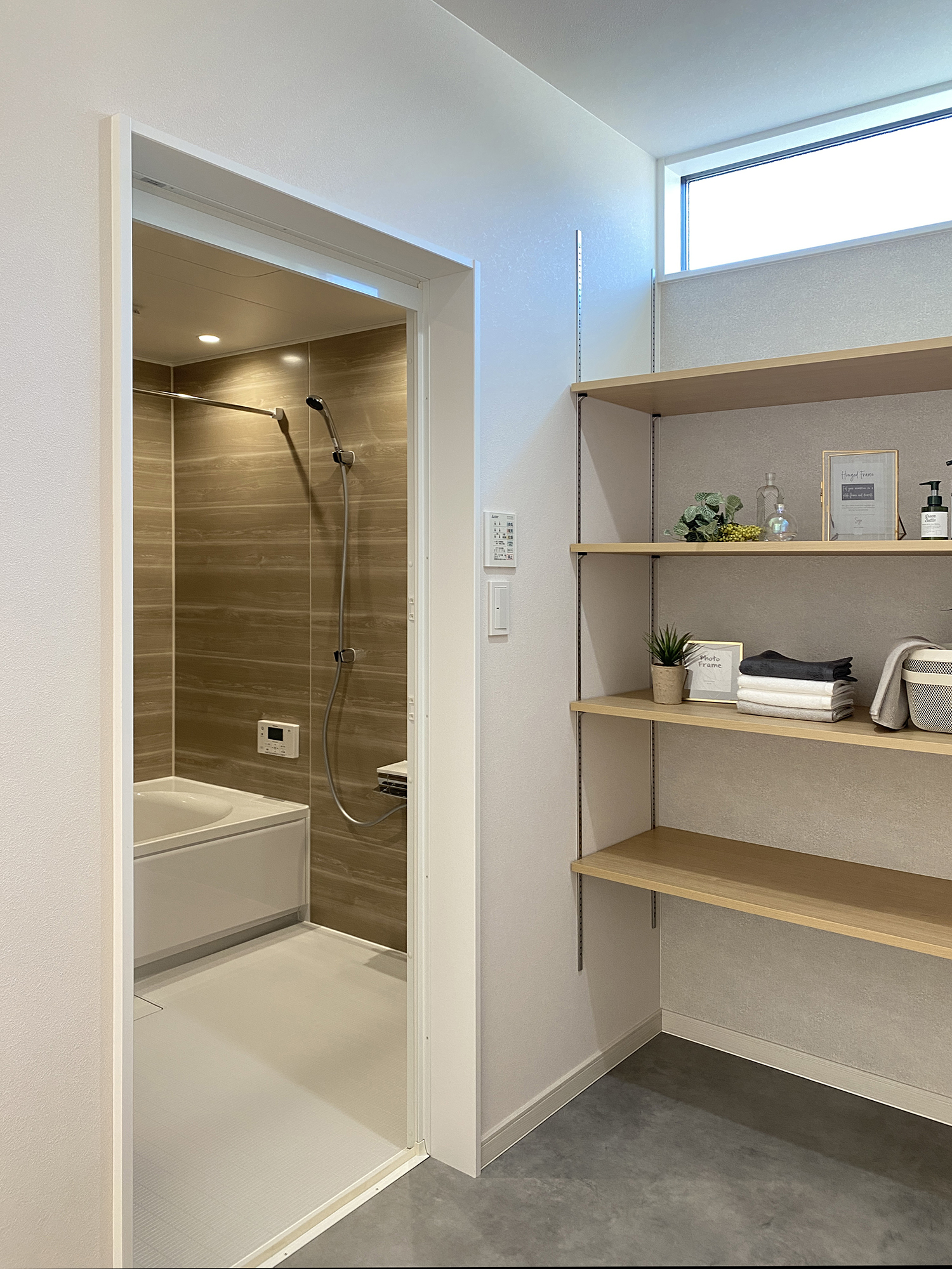 ネイビー×グレー×木目で魅せる、暮らしやすさを極めた北玄関の住まい（群馬県伊勢崎市）