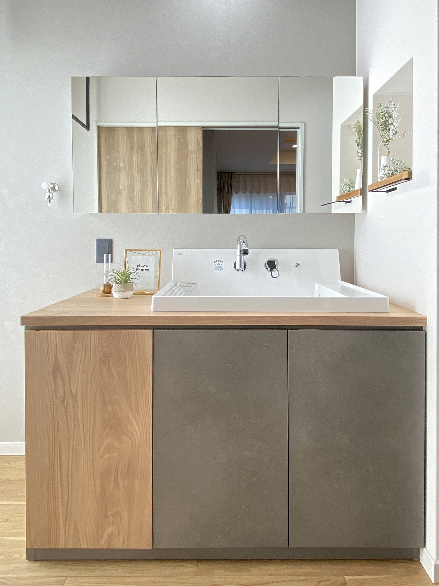 ネイビー×グレー×木目で魅せる、暮らしやすさを極めた北玄関の住まい（群馬県伊勢崎市）