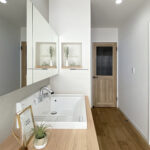 ネイビー×グレー×木目で魅せる、暮らしやすさを極めた北玄関の住まい（群馬県伊勢崎市）