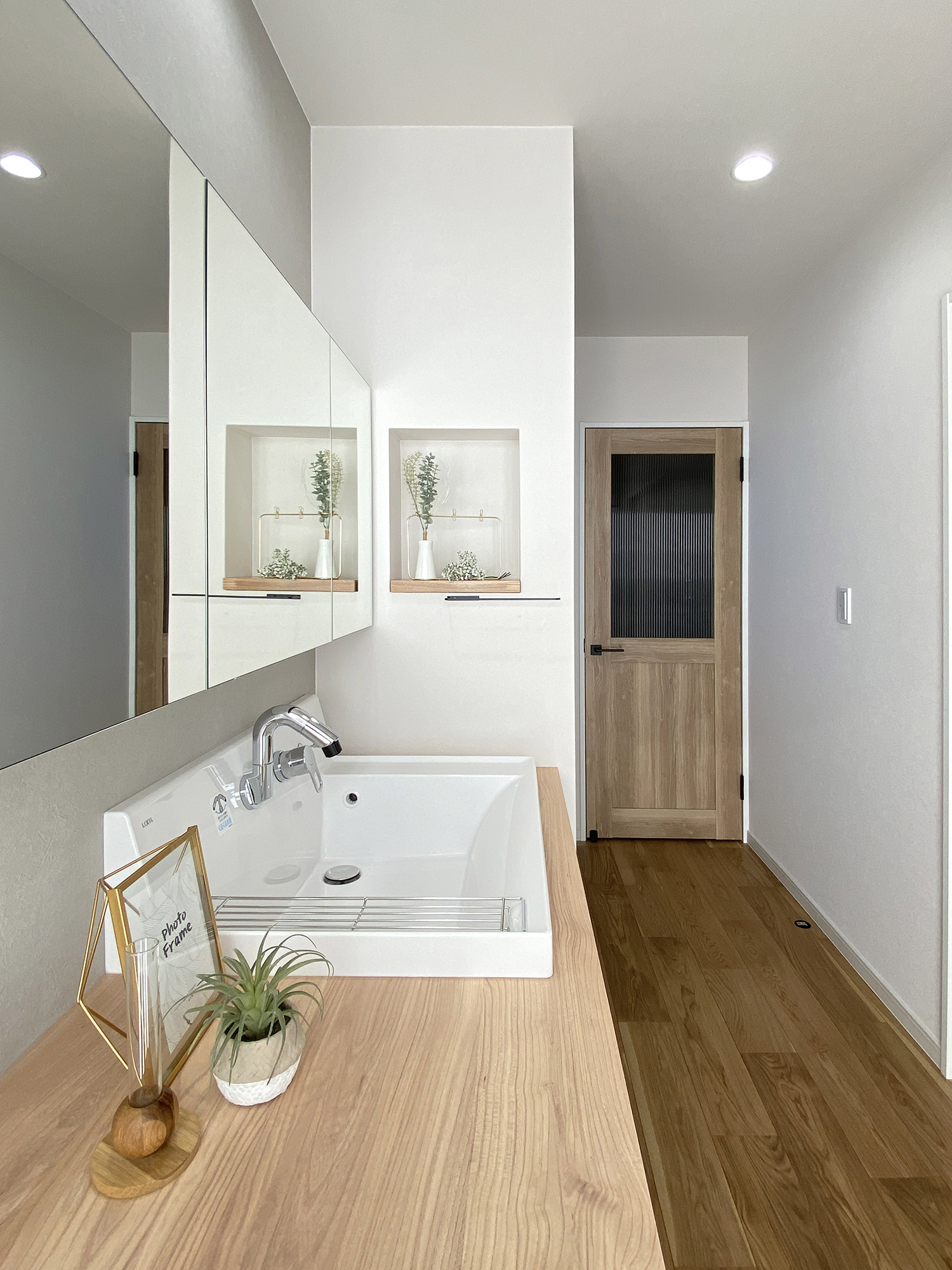 ネイビー×グレー×木目で魅せる、暮らしやすさを極めた北玄関の住まい（群馬県伊勢崎市）