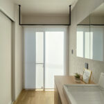 ネイビー×グレー×木目で魅せる、暮らしやすさを極めた北玄関の住まい（群馬県伊勢崎市）