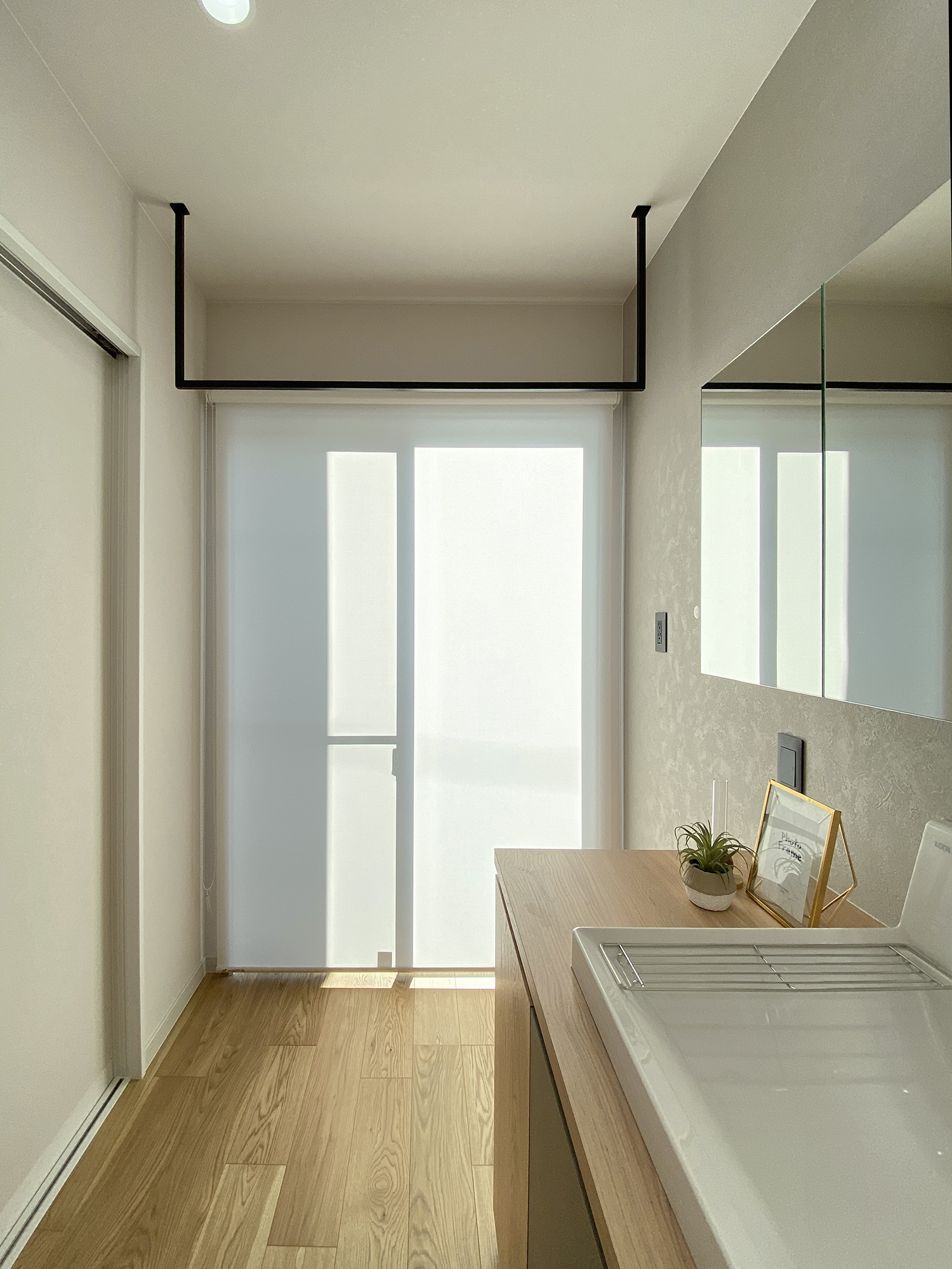 ネイビー×グレー×木目で魅せる、暮らしやすさを極めた北玄関の住まい（群馬県伊勢崎市）