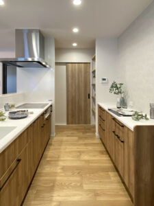 ネイビー×グレー×木目で魅せる、暮らしやすさを極めた北玄関の住まい（群馬県伊勢崎市）