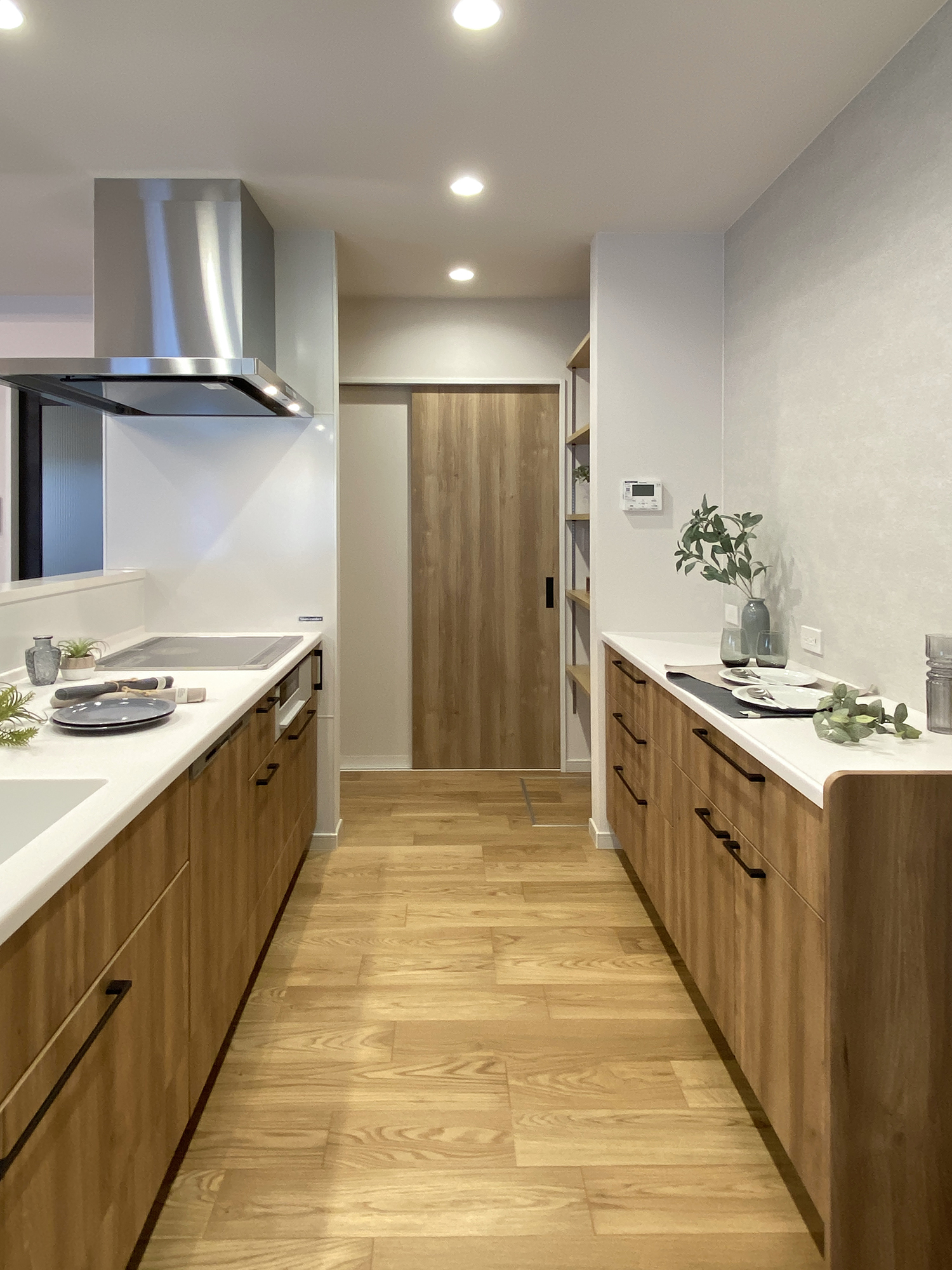 ネイビー×グレー×木目で魅せる、暮らしやすさを極めた北玄関の住まい（群馬県伊勢崎市）