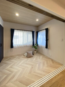 ネイビー×グレー×木目で魅せる、暮らしやすさを極めた北玄関の住まい（群馬県伊勢崎市）