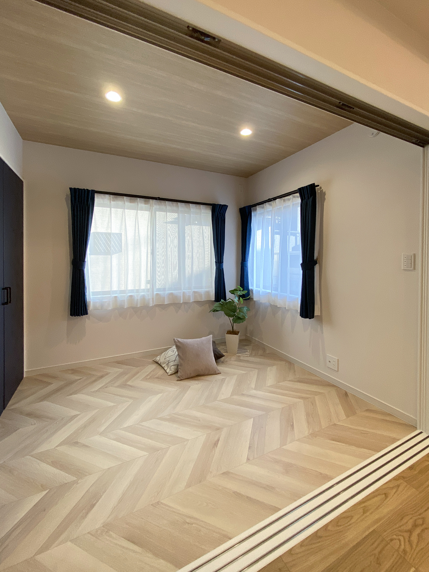 ネイビー×グレー×木目で魅せる、暮らしやすさを極めた北玄関の住まい（群馬県伊勢崎市）