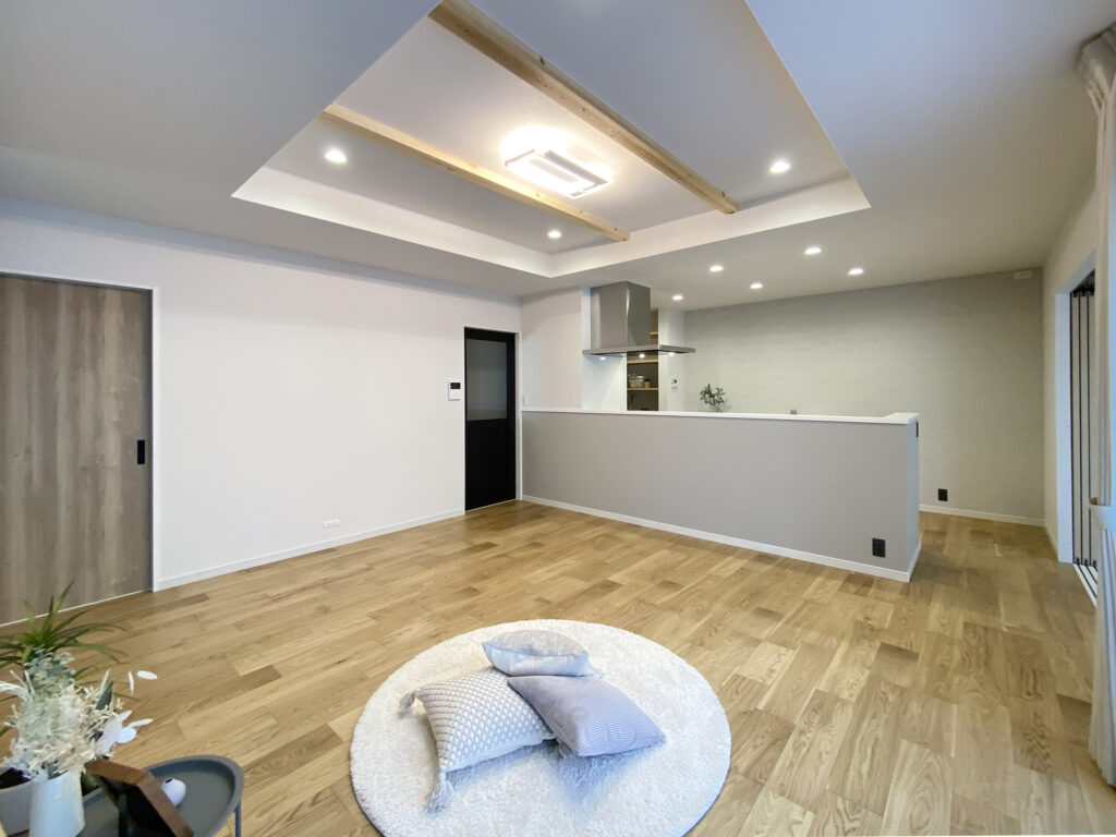 ネイビー×グレー×木目で魅せる、暮らしやすさを極めた北玄関の住まい（群馬県伊勢崎市）