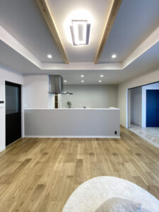 ネイビー×グレー×木目で魅せる、暮らしやすさを極めた北玄関の住まい（群馬県伊勢崎市）