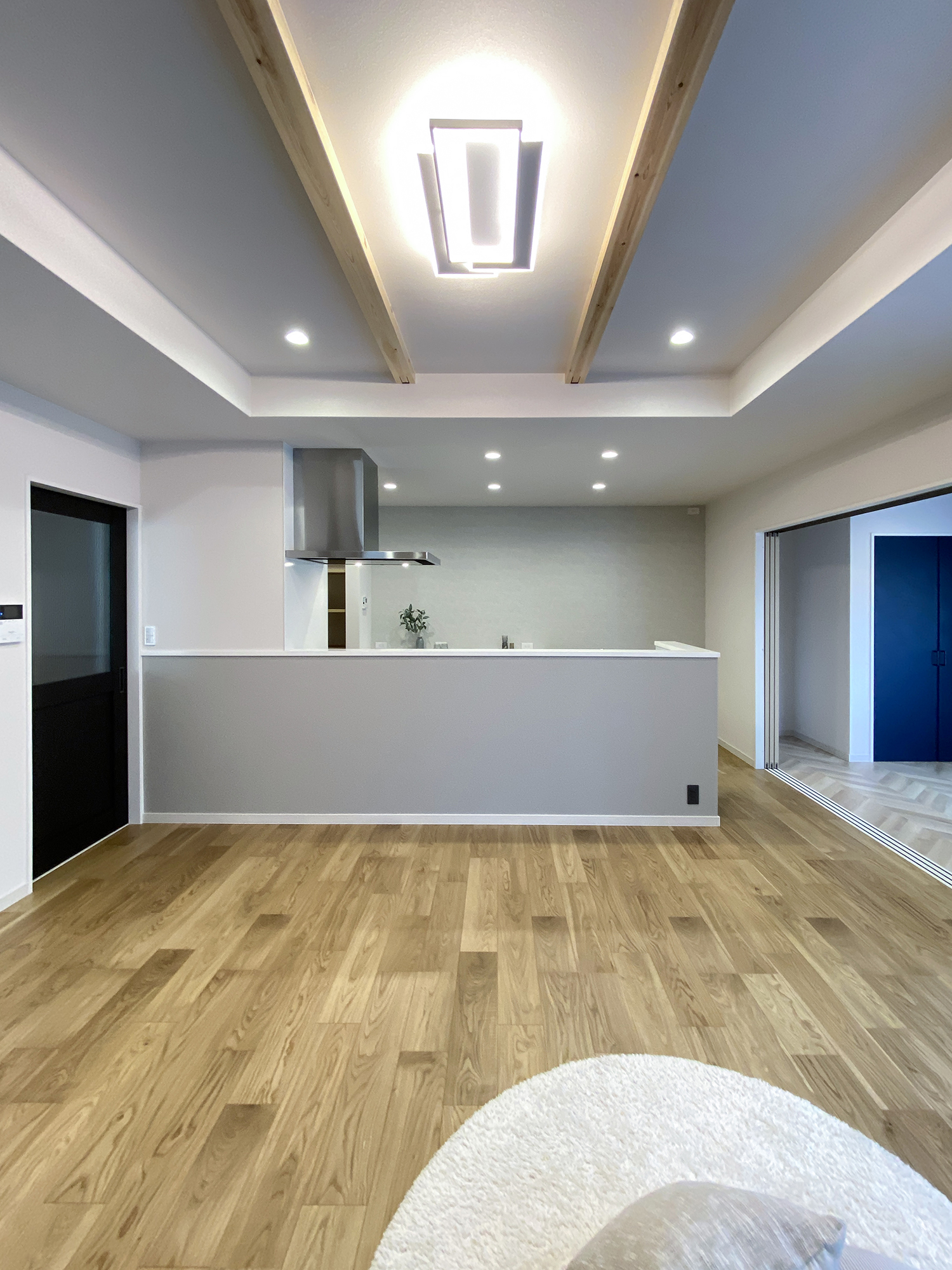 ネイビー×グレー×木目で魅せる、暮らしやすさを極めた北玄関の住まい（群馬県伊勢崎市）