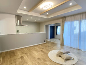 ネイビー×グレー×木目で魅せる、暮らしやすさを極めた北玄関の住まい（群馬県伊勢崎市）