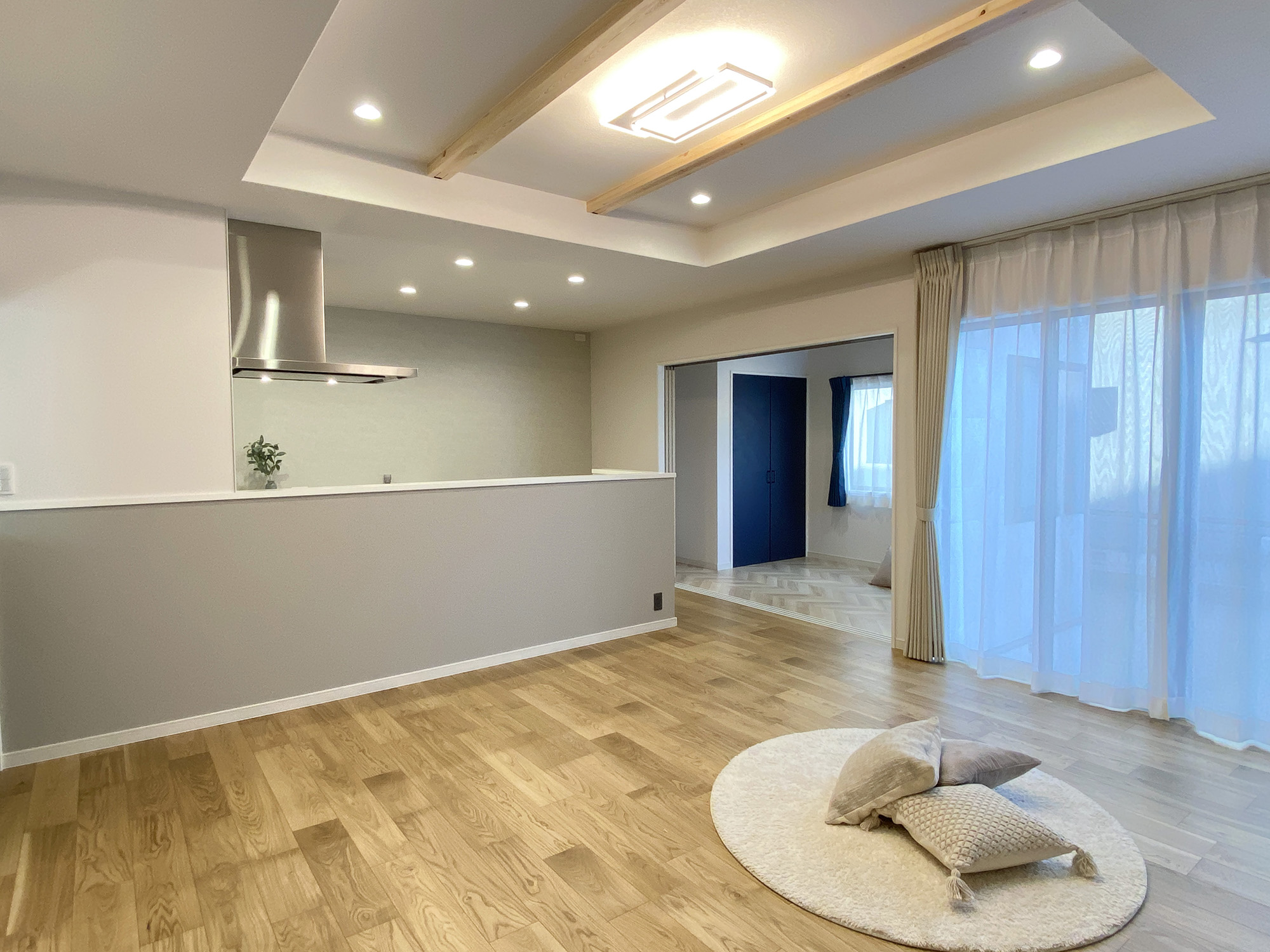 ネイビー×グレー×木目で魅せる、暮らしやすさを極めた北玄関の住まい（群馬県伊勢崎市）