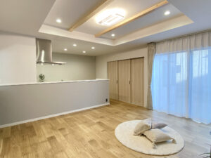 ネイビー×グレー×木目で魅せる、暮らしやすさを極めた北玄関の住まい（群馬県伊勢崎市）