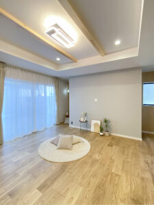 ネイビー×グレー×木目で魅せる、暮らしやすさを極めた北玄関の住まい（群馬県伊勢崎市）