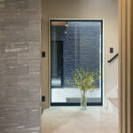 外観と中庭がつながる、グレー×ブラックの住まい（群馬県伊勢崎市）