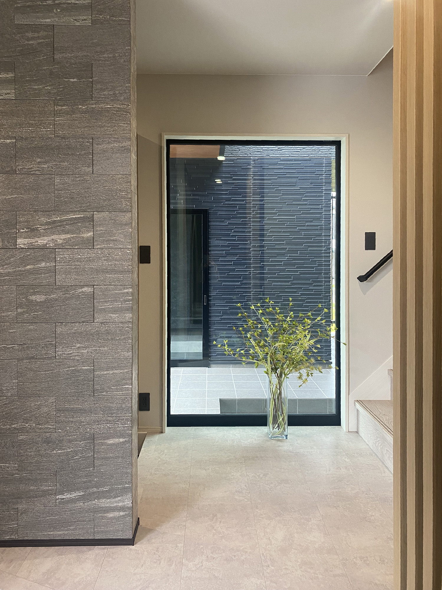 外観と中庭がつながる、グレー×ブラックの住まい（群馬県伊勢崎市）