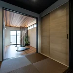 外観と中庭がつながる、グレー×ブラックの住まい（群馬県伊勢崎市）