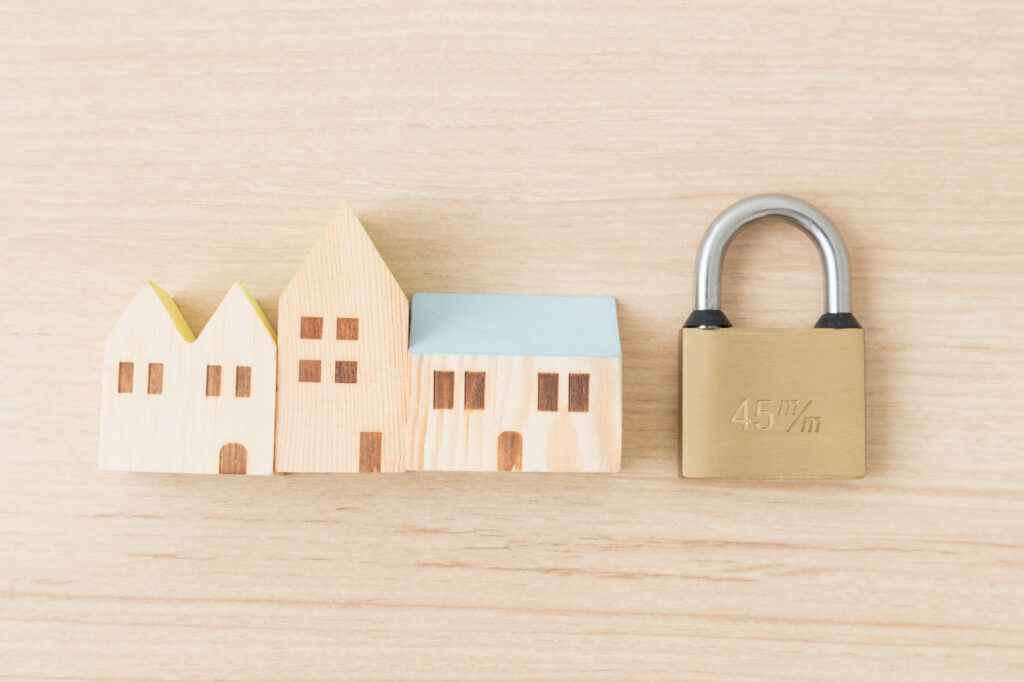 強盗が嫌がる家の特徴8つ｜新築時に取り入れたい根本的な防犯対策も解説