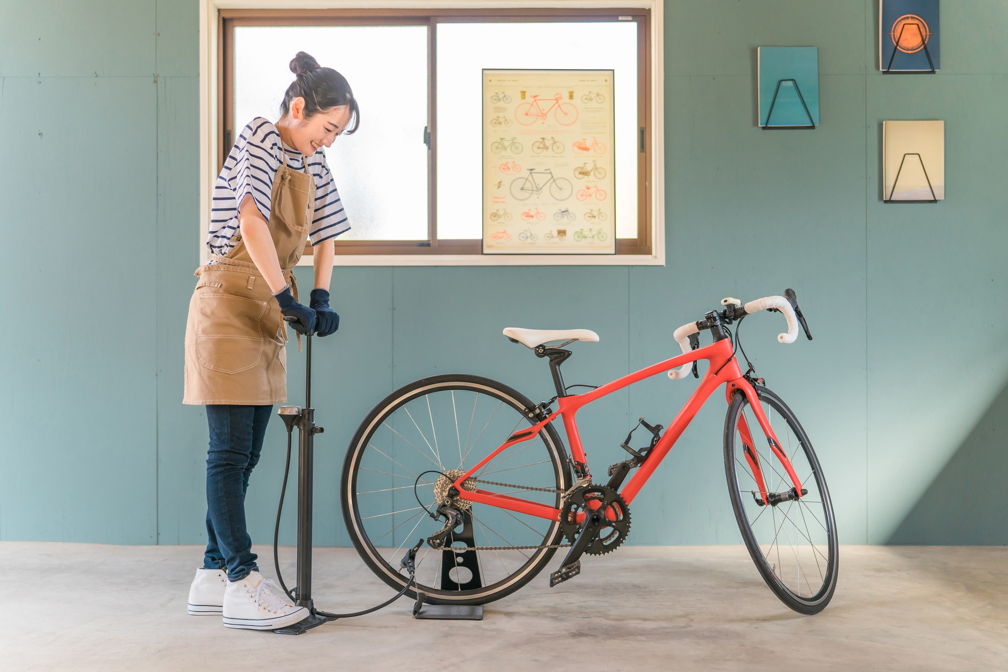 ガレージで自転車の手入れをする女性