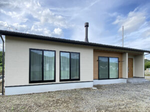 土間と薪ストーブが暮らしを彩る、木の温もりあふれる平屋（群馬県富岡市）