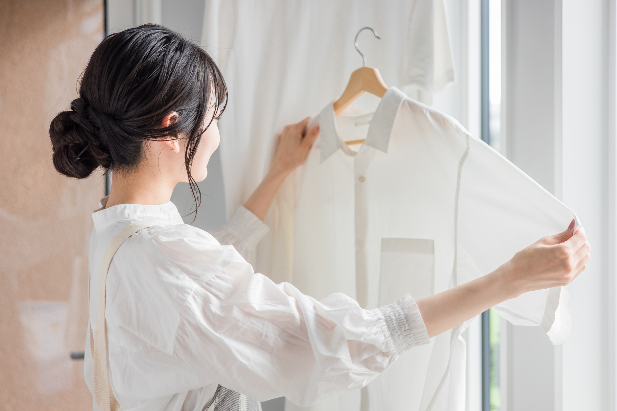 洗濯物を干す女性