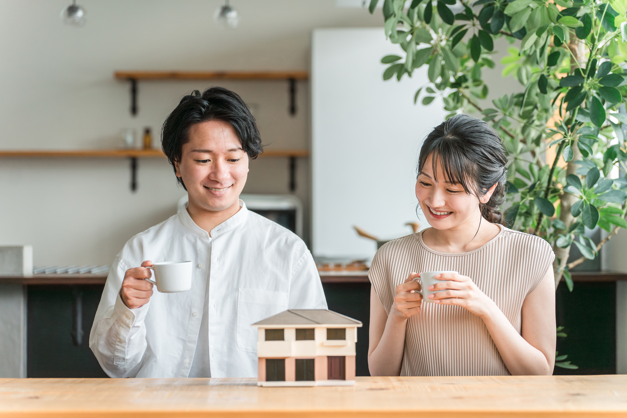 間取りを検討する夫婦