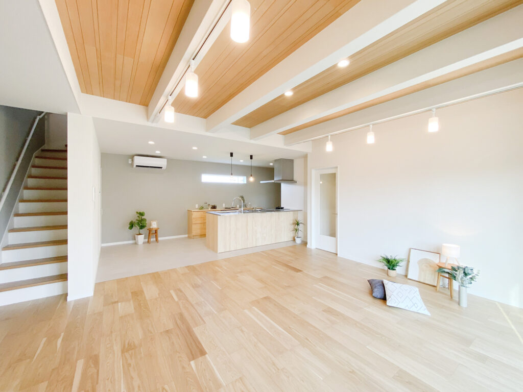 白と木とグレーでつくる、心地よいナチュラルな住まい（埼玉県深谷市）
